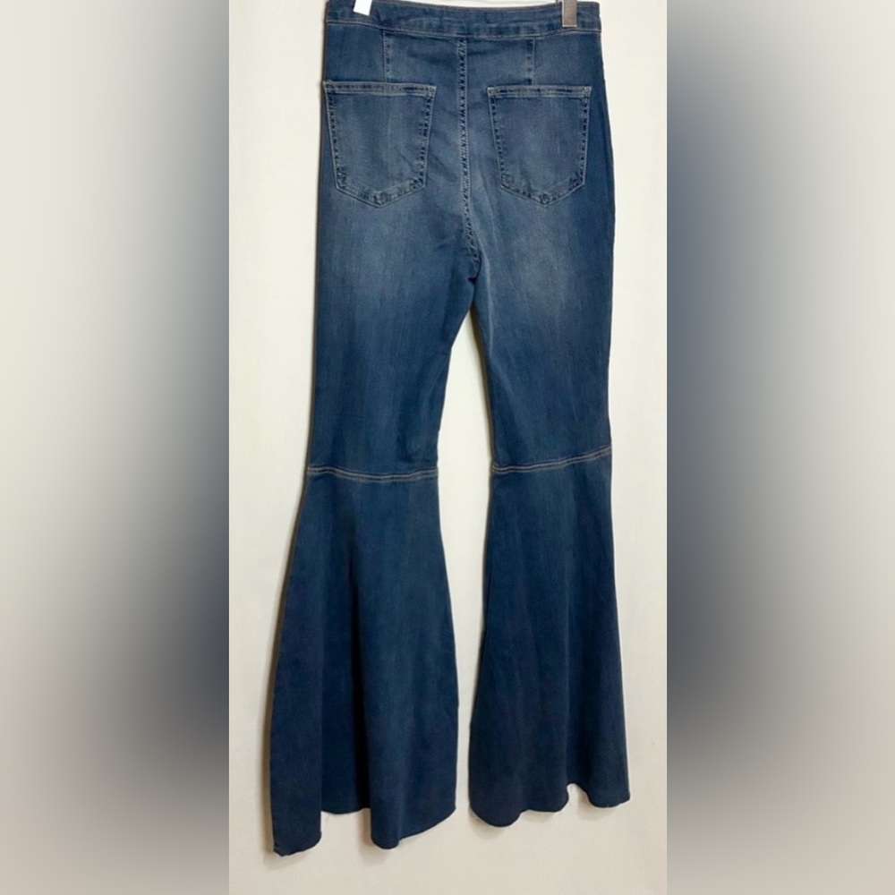⭐️Host Pick⭐️ FREE PEOPLE We The Free- Just Float On flared jeans NWT - Picture 7 of 13
